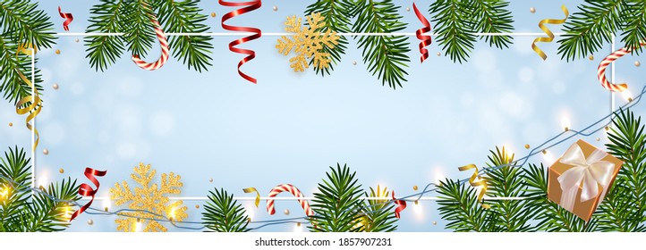 Fondo de Navidad con ramas de pino realistas, brillantes guirnaldas, caja de regalos, dulces, copos de nieve dorados brillante, mejillón. Plantilla para tarjeta de felicitación de Navidad y Año Nuevo, afiche, postal, banner