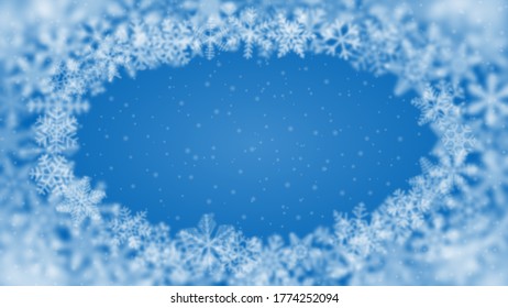 Weihnachtshintergrund von Schneeflocken verschiedener Form, unscharf und transparent, geordnet in einer Ellipse auf hellblauem Hintergrund