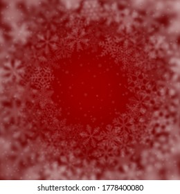 Fondo navideño de copos de nieve de diferente forma, borrosidad y transparencia, arreglado en círculo, sobre fondo rojo