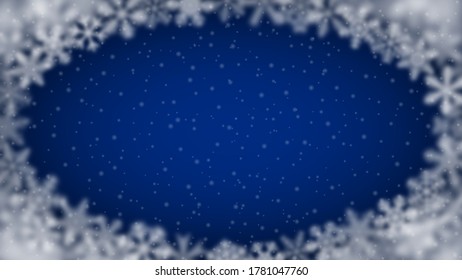 Weihnachtshintergrund von Schneeflocken verschiedener Form, unscharf und transparent, geordnet in einer Ellipse auf blauem Hintergrund