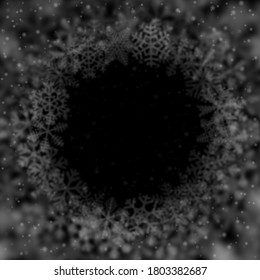 Weihnachtshintergrund von Schneeflocken verschiedener Form, unscharf und transparent, in einem Kreis auf schwarzem Hintergrund angeordnet
