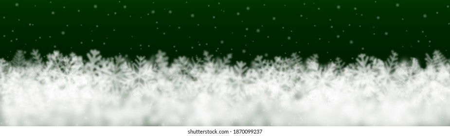 Weihnachtshintergrund aus Schneeflocken verschiedener Form, unscharf und transparent, unten auf grünem Hintergrund