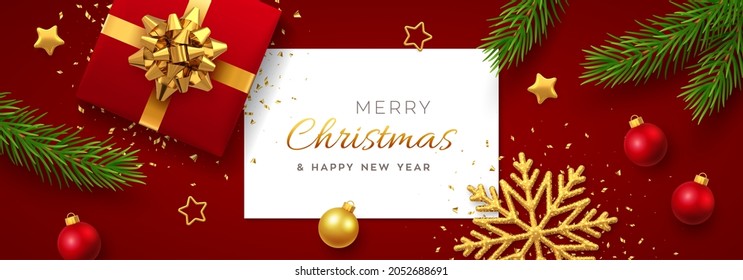 Fondo navideño con banner de papel cuadrado, caja de regalo roja realista con arco dorado, ramas de pino, estrellas doradas y copo de nieve brillante, bolas baubles. Fondo de Navidad, tarjetas de felicitación. Vector.