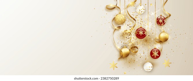 Weihnachtshintergrund für Text ist weiß, mit goldenem Weihnachtsbaumspielzeug, Goldbändern