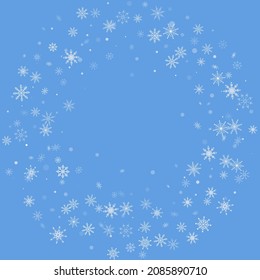 Fondo de Navidad. Los delicados copos de nieve de calado blanco vuelan sobre un fondo azul. Diseño festivo de Año Nuevo
