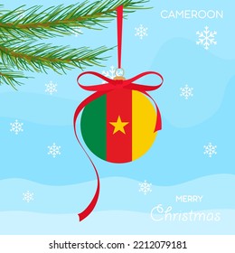 Balón de Navidad con la bandera de Camerún, decora la rama del árbol de Navidad. Ilustración de una pelota de Navidad con la bandera de Camerún en una rama de árbol de Navidad en un hermoso fondo de invierno