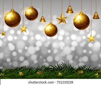 Bolas de Navidad colgadas sobre fondo de pino