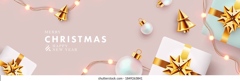 Cartel de Navidad. Diseño de fondo navideño con cajas de regalo realistas, árboles de Navidad cónica dorados, bolas de baudible, luces de guirnalda. Afiche de navidad horizontal, tarjeta de saludo, cabecera del sitio web