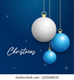 Fondo azul navideño con colgantes bolas blancas y plateadas. Tarjeta de saludo de navidad