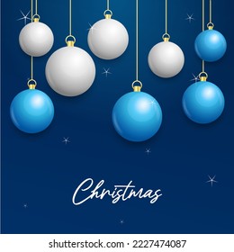 Weihnachtsblauer Hintergrund mit hängenden weißen und silberfarbenen Bälle. Frohe Weihnachtskarte