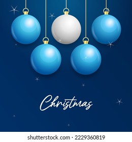 Fondo azul navideño con colgantes bolas blancas y plateadas. Tarjeta de saludo de navidad