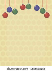 Fondo de la tarjeta de Navidad con coloridos bolas de cristal rojo, verde y azul de árbol de Navidad en largos hilos sobre un fondo amarillo claro.