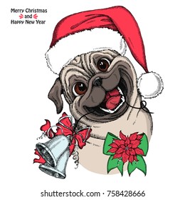 Tarjeta de Navidad. Pug cutáneo en un sombrero rojo de Papá Noel con arco y flor de Navidad rojo Poinsettia y campanas de Navidad