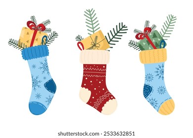 Navidades encantadora ilustración de tres medias festivas llenas de regalos, ramas de pino sobre fondo blanco. Símbolos lindos del Vector de las tardes cálidas de las Navidades de la familia. Para la decoración de vacaciones, tarjetas, cartel