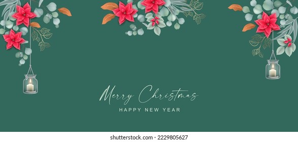 Weihnachtskomposition. Neujahr grüner Hintergrund mit hängenden Gläsern mit Kerze. Poinsettia-Blumen, Rosshiep-Beeren und -Blätter, Eukalyptuszwiebeln und goldenes Dekor