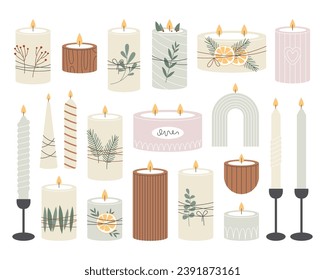 Velas aromáticas de cera natural amigable con el medio ambiente navideño con decoración de vacaciones de invierno. Dibujo de candelabros decorativos hechos a mano con ramas de abeto y eucalipto, rodajas anaranjadas y bayas ilustrativas vectoriales