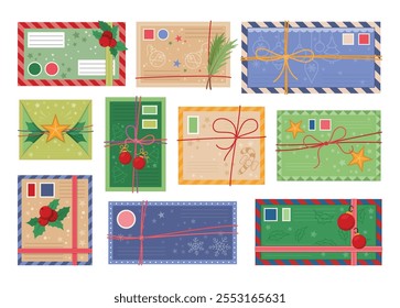 Envelope de Natal para cartão de saudação com decoração de feriado set vetor ilustração plana. Festa de inverno tradicional parabéns pacote postal amarrado com visco estrelas e bolas de abeto