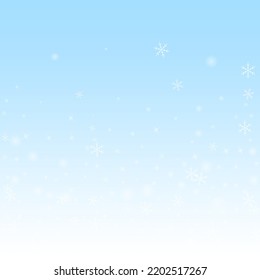 Fondo de nieve de Navidad en caída. Sutiles copos de nieve volando y estrellas. Plantilla para la superposición de copos de nieve de plata de invierno festivo. Ilustración del vector