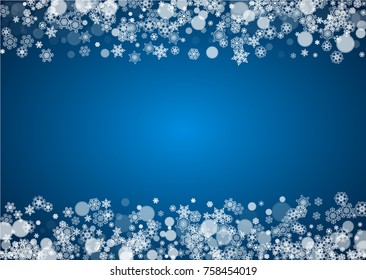 Marco de Navidad con caída de nieve sobre fondo azul. Marco de Navidad Horizontal Merry con copos de nieve helados blancos para carteles, tarjetas de regalo, invitaciones a fiestas y ofertas especiales de negocios.