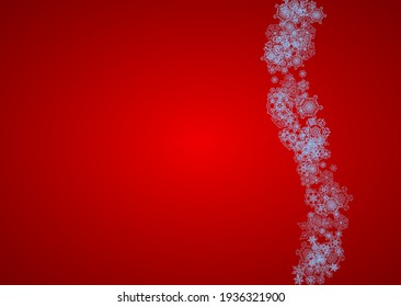 Weihnachtsrahmen mit Schneeflocken auf rotem Hintergrund. Der Weihnachtsmann ist farbig. Horizontaler Weihnachtsrahmen für Urlaubsbanner, Karten, Verkäufe, Sonderangebote. Fallender Schnee mit Bokeh und Flitter zum Feiern