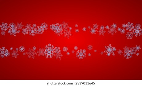 Marco navideño con copos de nieve sobre fondo rojo. Colores de Santa Claus. Marco de Navidad horizontal para carteles de vacaciones, tarjetas, ventas, ofertas especiales. Caer nieve con bokek y copos para celebración