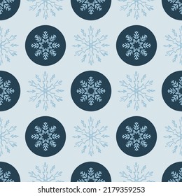 Patrón vectorial sin costuras de copos de nieve congelado de Navidad. Diseño gráfico de nieve de invierno para envolver papel, Navidad, papel pintado helado. Estrella de diciembre dibujada a mano de feriado.