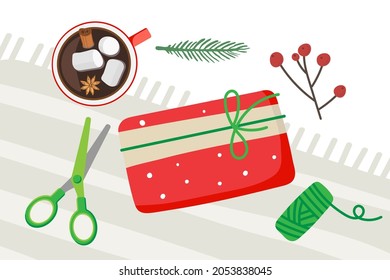 Paquete de regalo de Navidad. Preparativos para Navidad y Año Nuevo. Tiras, tijeras, bayas, café, bobina de hilo, regalo envasado en papel rojo sobre la mesa. Decoración de vacaciones caseras vector plano aislado