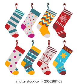 Weihnachtsgeschenk Socken bunte Sammlung. Hanging Weihnachtsstockwerk. Ornamentierte sockförmige Taschen für Spielzeug und Behandlungen vom Weihnachtsmann am Heiligabend.