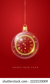 Weihnachtsglasbälle. Weihnachtsdekorationen baueln transparente Ball und Uhr, hängen an goldenem Band. Realistische 3D-Designelemente der Dekoration