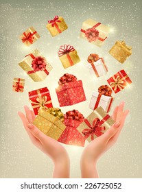 Fondo de oro de Navidad con cajas de regalo y manos. Ilustración vectorial. 