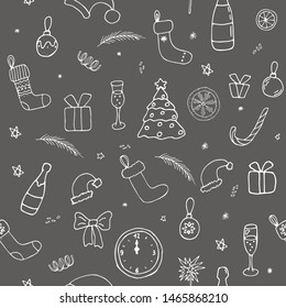 Fiestas navideñas sin fisuras con un aspecto de pizarra. Dibujos de Navidad dibujados a mano garabatos de calcetines, regalos, gorras, arco, chispas, bolas, reloj, vidrio, velas, estrellas, copos de nieve, naranja, rama de abeto