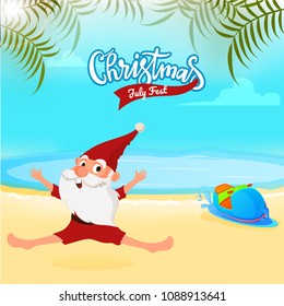 Navidad en el festival de julio, banner de venta, afiche o diseño de volante con Santa Claus saltando de alegría, fondo de playa. 