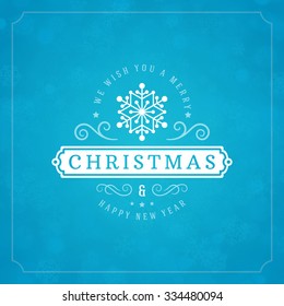 Luces navideñas con copos de nieve y fondo vectorial de diseño de etiqueta de tipografía. Tarjeta de felicitación o invitación y deseos de vacaciones. 