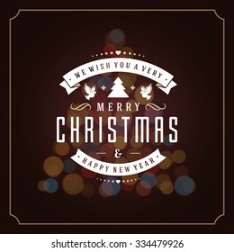 Luces navideñas y fondo vectorial de diseño de etiqueta de tipografía. Tarjeta de felicitación o invitación y deseos de vacaciones. 