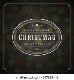 Luces navideñas y fondo vectorial de diseño de etiqueta de tipografía. Tarjeta de felicitación o invitación y deseos de vacaciones. 