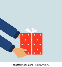 Fondo de Navidad o Año Nuevo con la mano sosteniendo una caja de regalo roja en la ilustración vectorial de la bandera azul.