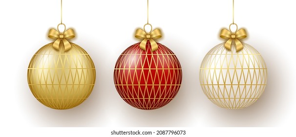 Weihnachten- und Neujahrsdekor. Satz aus Gold-, Weiß- und Rotglas-Zierbällen auf Band mit Schleife. 3D-realistische Vektorgrafik einzeln auf weißem Hintergrund.