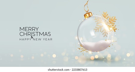 Nochebuena adorna bola de vidrio con nieve dentro. Decoraciones navideñas transparentes bola vacía, colgado en cinta dorada, brillo dorado de confeti, luces de bokeh. Diseño 3d realista. Ilustración del vector