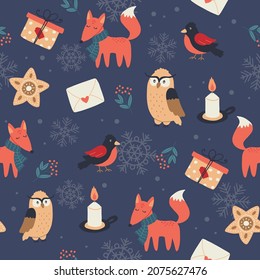 Weihnachtsmuster mit Fuchs, Eulen, Vögeln und Kerzen. Festlicher Hintergrund mit handgezeichneten Elementen, Vektorgrafik