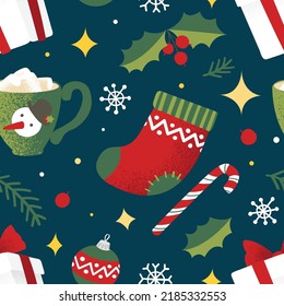Patrón navideño con taza, malvavisco, calcetín, decoración, dulces, copos de nieve, caja de regalo y estrellas de fondo azul oscuro.