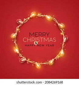 Fondo de color rojo de Navidad con una decoración realista alrededor del anillo de vidrio de la garganta de luz. Feliz tarjeta de felicitación de Navidad. Feliz año nuevo. Diseño alegre y luminoso. Afiche de Navidad. ilustración vectorial