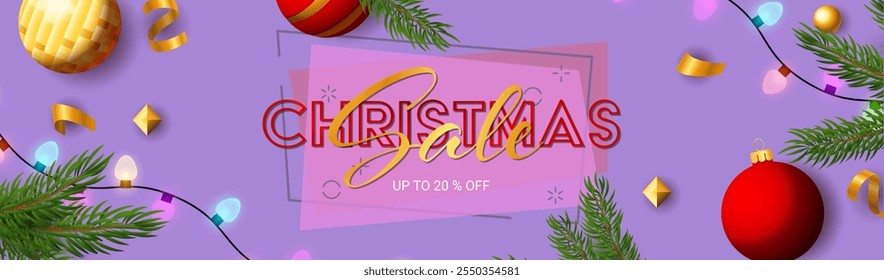 Christmas Sale lettering com lâmpadas coloridas cintilantes, brinquedos de Natal e ramo de abeto no fundo verde. As letras podem ser usadas para cartazes, folhetos, anúncios