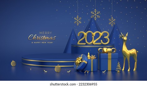 Escena de Navidad y plataformas redondas 3D sobre fondo azul. Números dorados 3D 2023. Pedestal en blanco con ciervo, copos de nieve brillantes, bolas, cajas de regalo, pinos con forma de cono metálico dorado, abetos. Vector.