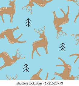 Weihnachtsnahtloses Muster. Braune Silhouetten von Hirsch mit schwarzen Symbolen von Bäumen in einem sich wiederholenden Muster mit blauem Hintergrund. Eignet sich zum Bedrucken von Verpackungspapier oder Textilien.