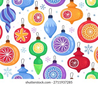 Navidades sin patrón, bolas de Navidad de colores, juguetes sobre fondo blanco. Juguetes, bolas, carámbanos del Año Nuevo. Decoración del árbol de Navidad. 