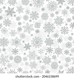 Patrón ininterrumpido de Navidad con copos de nieve lindos sobre fondo blanco
