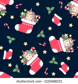 Navidad sin costuras con unicornio lindo en calcetín rojo, bastón de caramelo, holly y estrella sobre fondo azul oscuro. Elemento de diseño mágico para tela, textil, papel de pared, papel de envoltura, etc. Enlucimiento vectorial