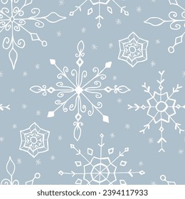 Patrón de Navidad sin fisuras con copos de nieve en un fondo gris.
