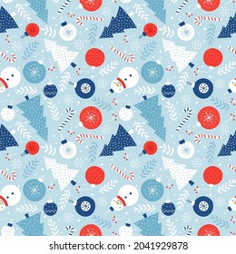 Weihnachten nahtloses Muster mit Tannenbäumen, Bonbons, Weihnachtsdekorationen und Schneemännern auf hellblauem Hintergrund. Skandinavischer Stil.
