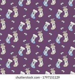 Weihnachtsnahtloses Muster. Neujahrsmuster mit Weihnachtssocken und Geschenken auf violettem Hintergrund. Für festliches Design, Verpackung und Dekoration. Vektorgrafik 